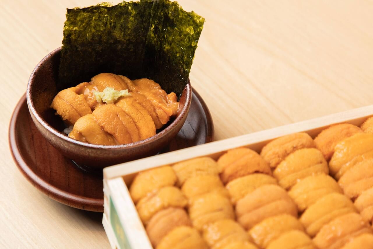 【海膽雙拼/主廚推薦套餐】盡情品嚐大量北海道產海膽及各季節食材，共16道菜（壽司10貫/小菜5道/湯品）