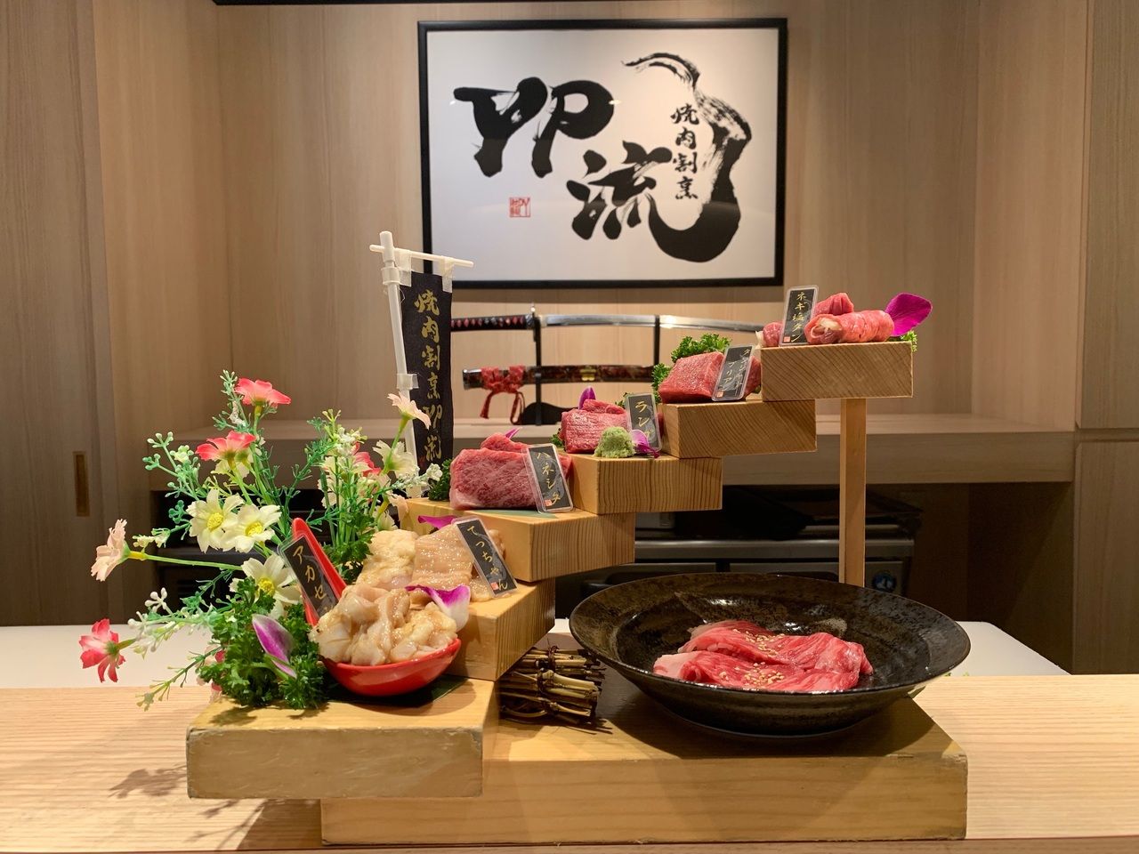 ③ Guaranteed to delight your guests ■ Heritage Course ■ “Original Flower Staircase Arrangement × Premium Brand Beef × Rare Cuts” and “Limited-time offering at Nishi-Shinsaibashi store: Wagyu, sea urchin, and salmon roe rice bowl, as well as fillet cutlet sandwich.” A premium-level course.
