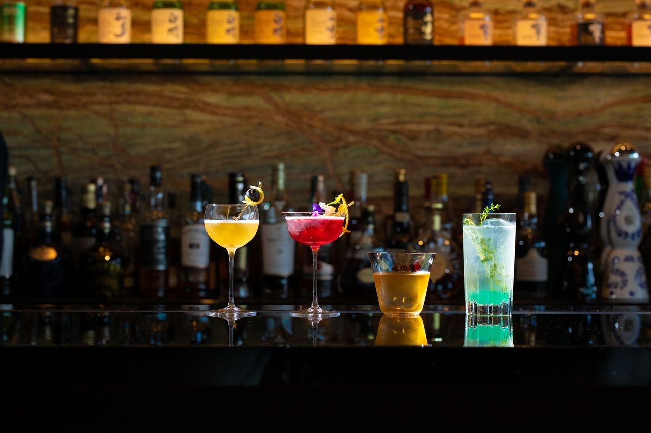 [Available from 5 PM to 7 PM] Special cocktail “Rinpokiryū” – a 1st Anniversary original creation – served at the main bar with a view of Nagoya Castle.