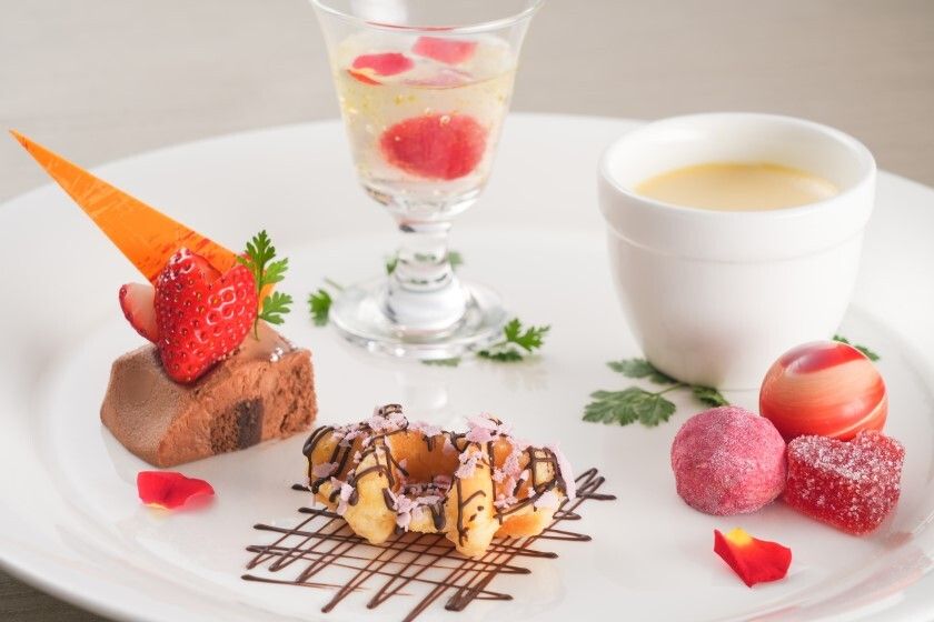 <内側テーブル席>【秋のスペシャルランチ】 ～乾杯酒＆デザート5種・小菓子×Art of Teaフリーフロー付き～