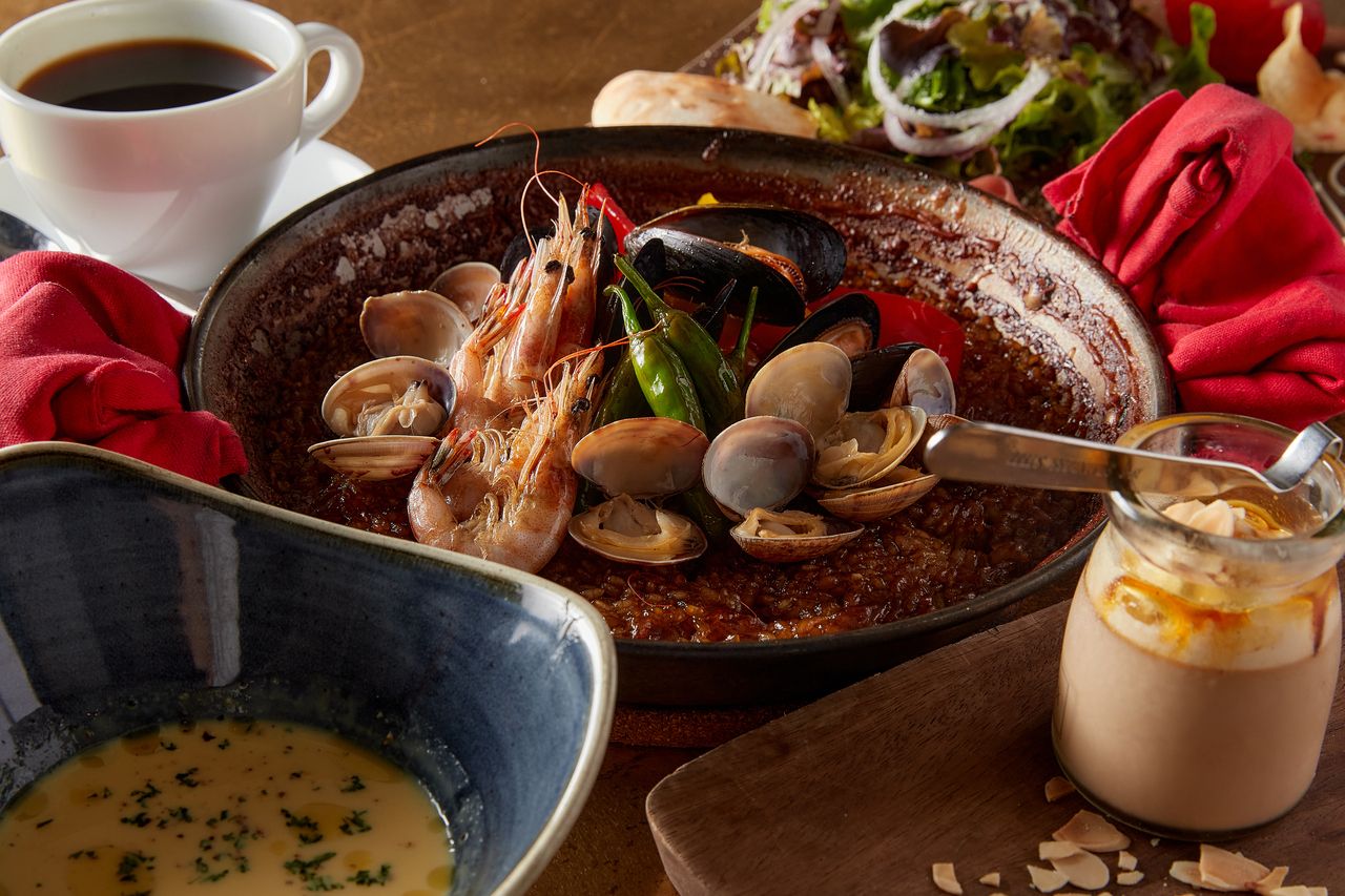 【休日限定乾杯ドリンク付きランチ】前菜の盛り合せ、選べるお好きなパエリアをご堪能いただけるランチ全4品コース