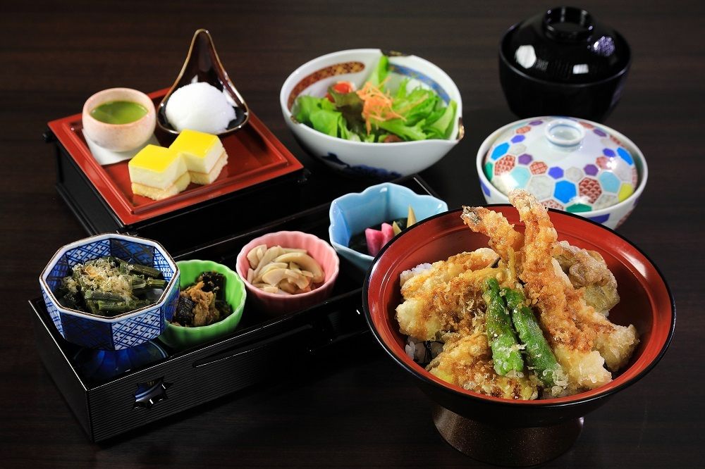 Japanese rice bowl set meal: Tendon