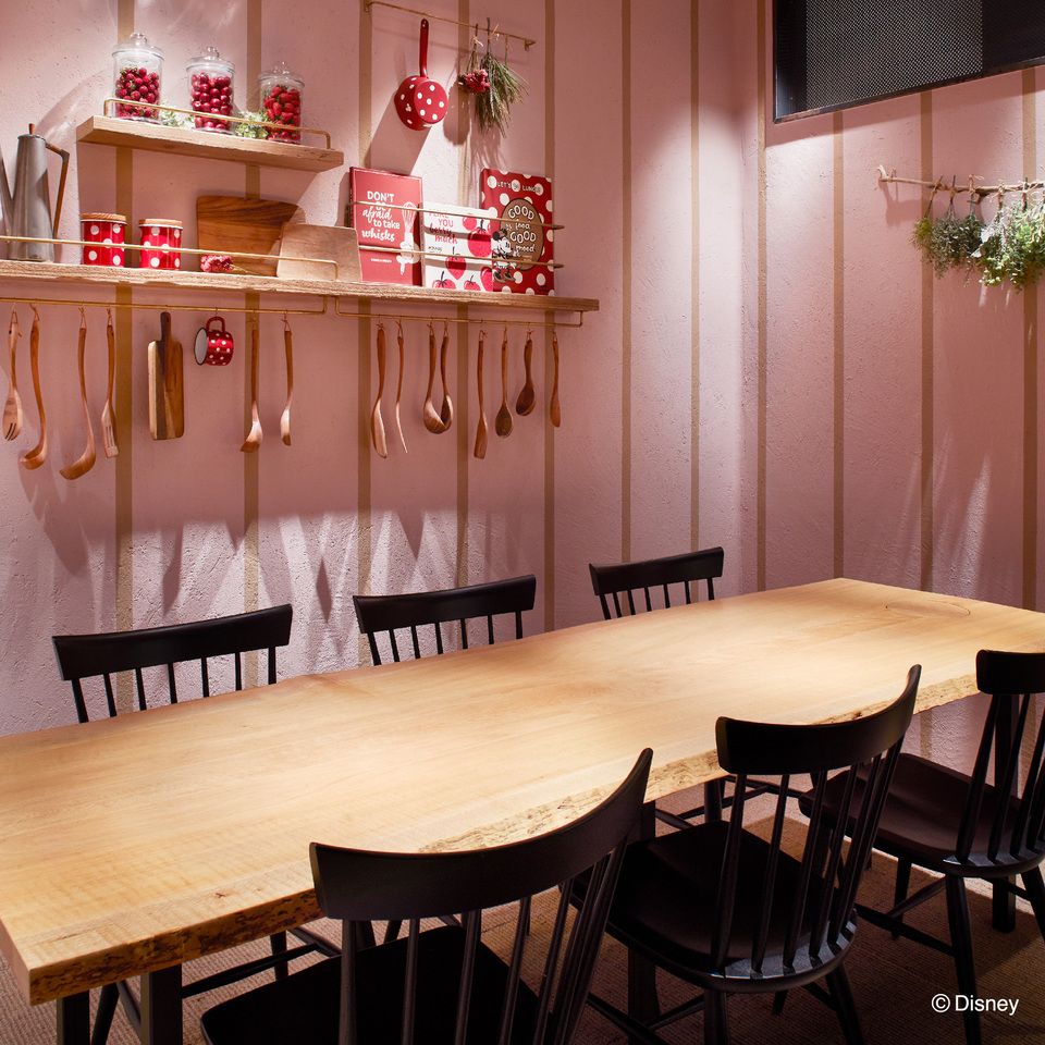 Minnie Mouse Design Private Room: Up to 6 people