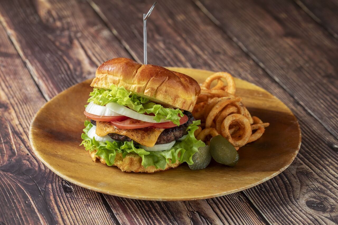 国産牛100％ハンバーガー　カーリーポテト添え