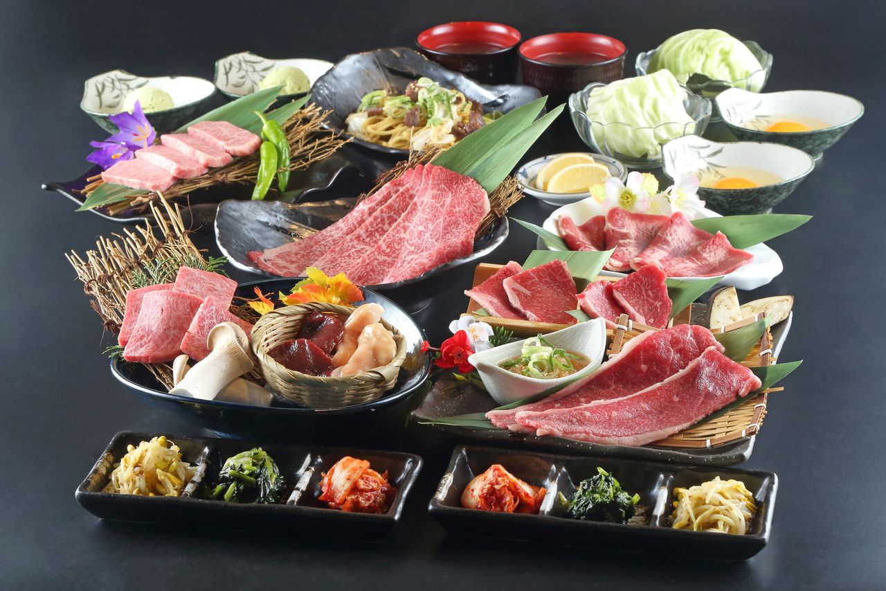 Corso soddisfacente di 14 piatti di manzo Kuroge Wagyu e manzo domestico