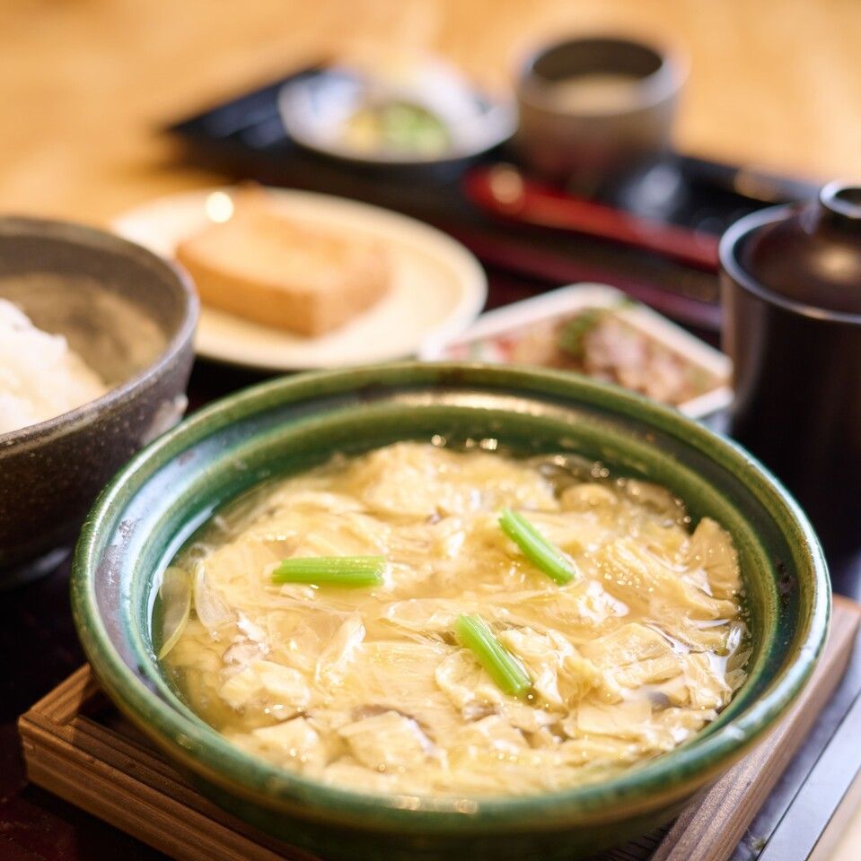 Yuba set lunch "Yuba egg simmered in golden dashi stock and homemade tofu" Saturdays, Sundays and public holidays 2,300 yen (excluding tax)