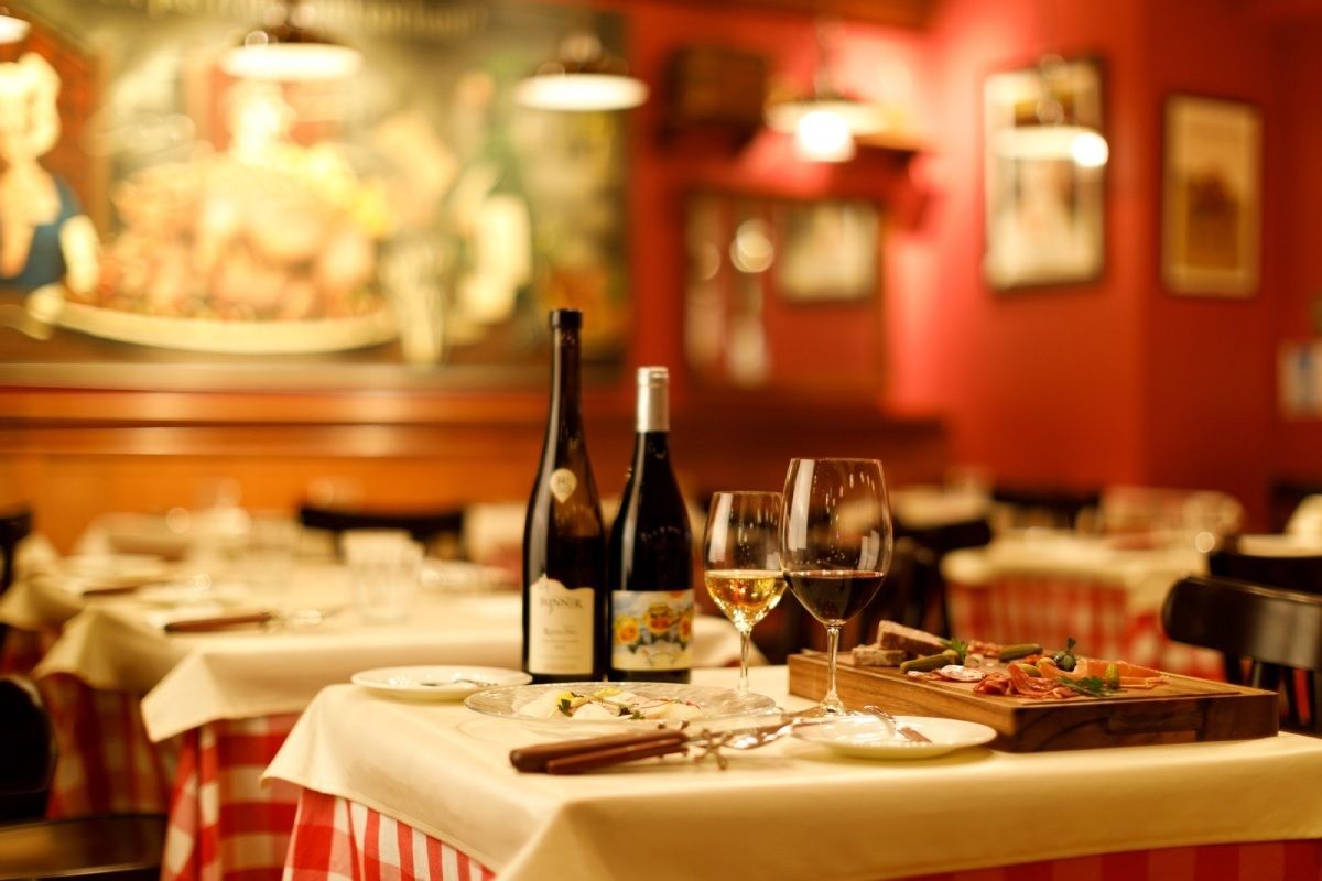 【シャブリ1級・ジュヴレイシャンベルタンディナー】ブルゴーニュワイン3杯とコース料理、乾杯ローランペリエ付き