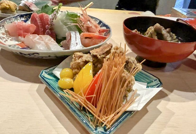 结合了我们的招牌寿司和单点菜肴以及炸甲鱼和汤的套餐。