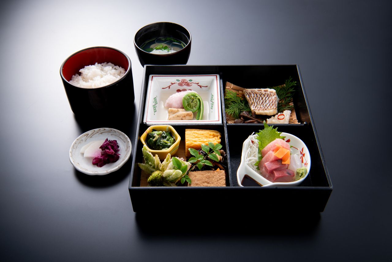[Weekday lunch only] Seasonal flavors "Shokado" in a Japanese-style tiered box