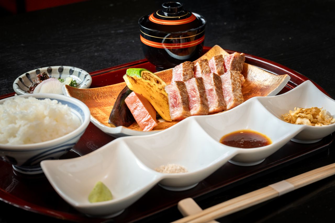 Domestic beef teppanyaki lunch "Irodori" 5 dishes including salad, domestic beef sirloin and vegetable teppanyaki, and dessert