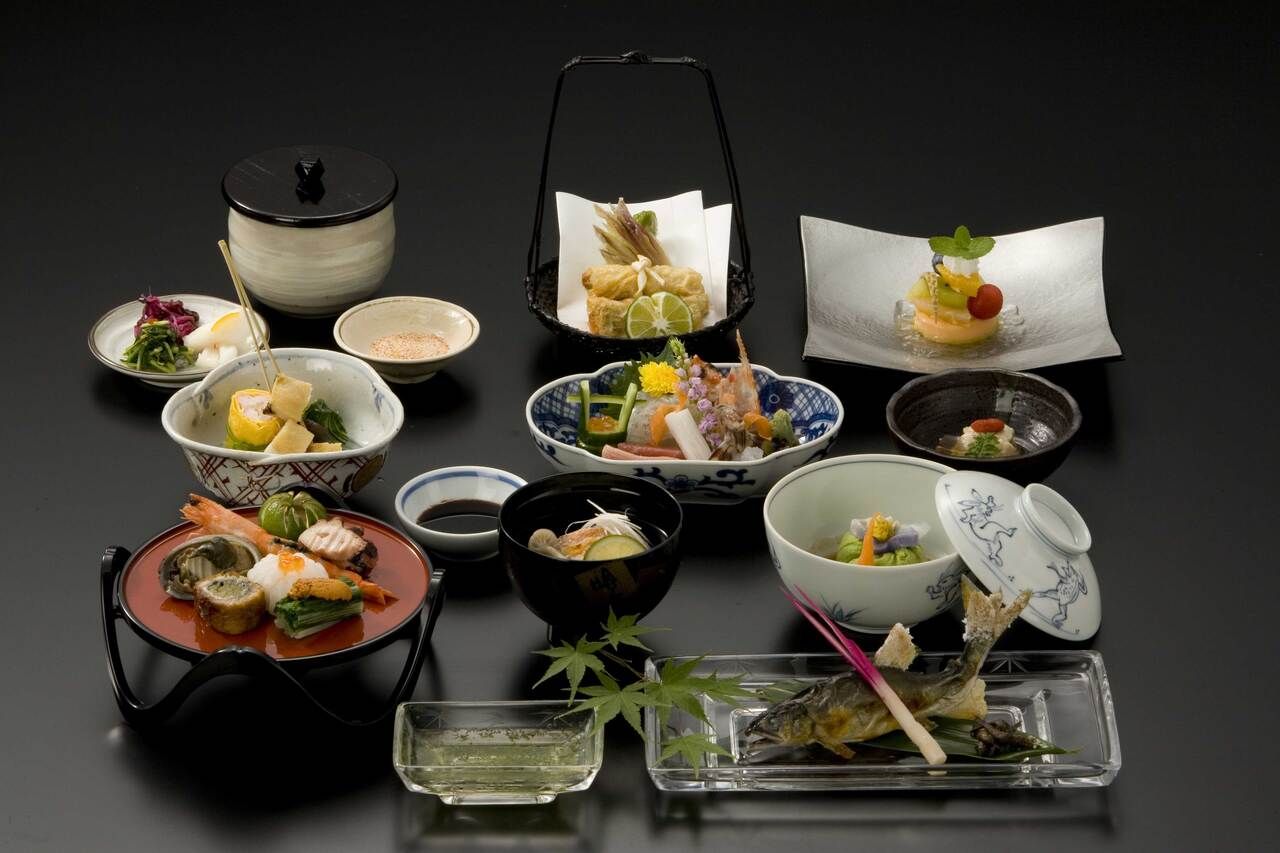 午餐会席套餐：星鳗、盐烤香鱼、京都料理、自然风光共11道菜品