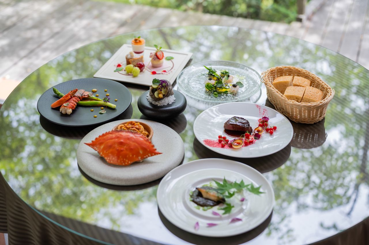 [Lunch Speciale] Luxury course including beef from Tokushima, wild abalone, and migratory crab from Naruto