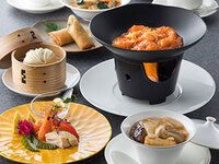 フカヒレの熱々スープとエビチリの火鍋仕立ての贅沢ランチ