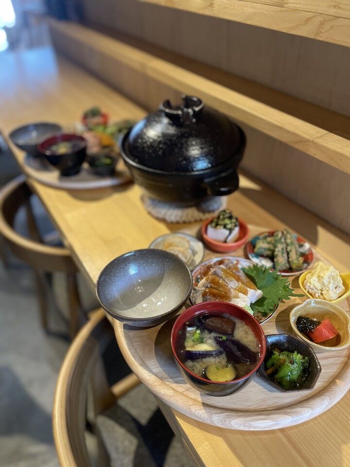 色彩繽紛的小菜和銀色的米飯午餐