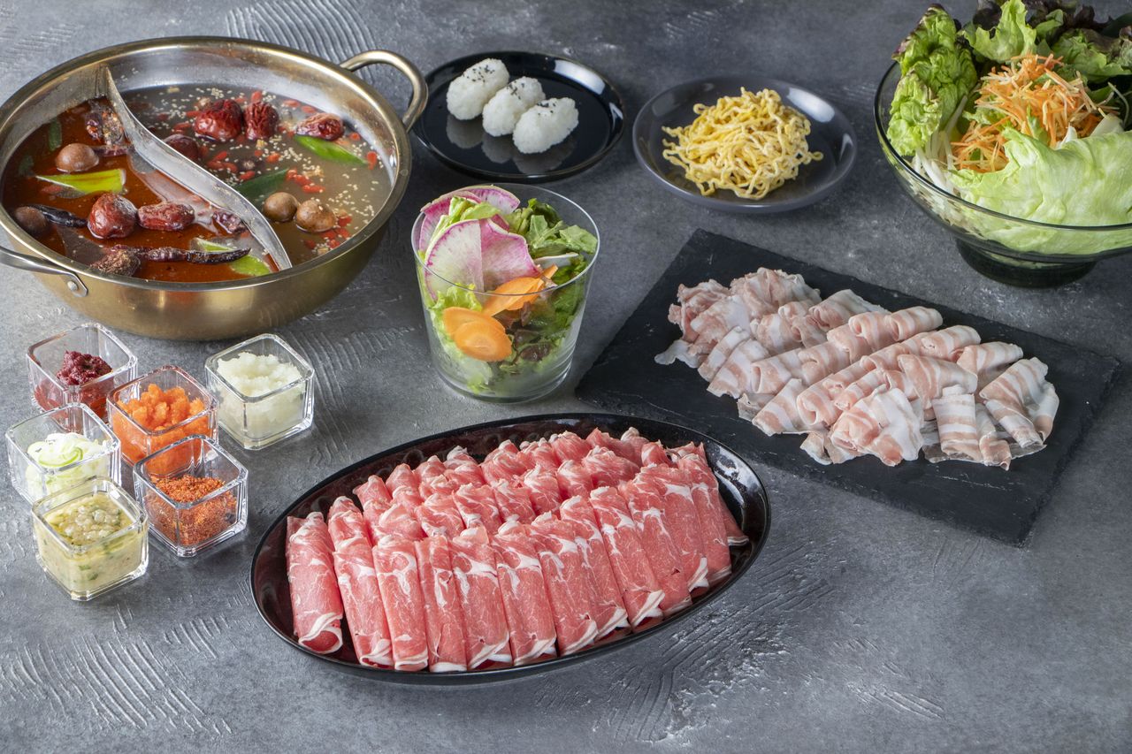 [All-you-can-eat for 2 hours] Luxurious two-color hot pot of spicy hot pot and medicinal lamb shabu-shabu "Premium two-color hot pot V course" | All-you-can-drink without beer is a great deal ◎
