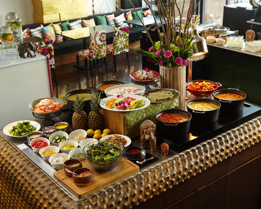 【休日ランチビュッフェ+フリーフロー】120分制 インドカレー×自家製チャイ×デザート + 90分間スパークリングワイン飲み放題付き