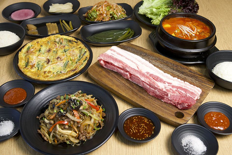 【Menu pranzo】★ Set C ★ Goditi la carne stagionata anche a pranzo♪ Samgyeopsal stagionato, scelta di jjigae (stufato coreano), japchae e altro