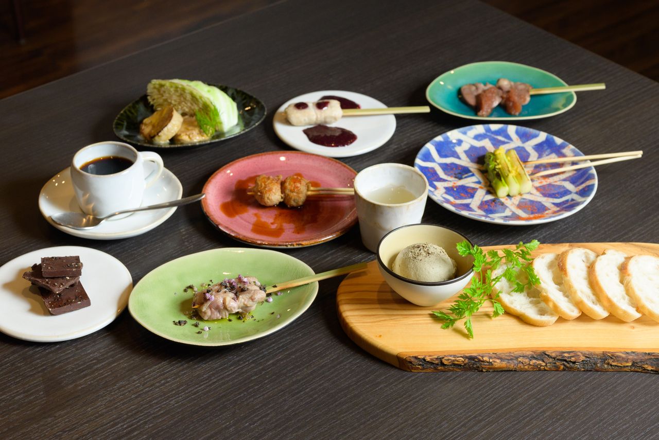 【-nodori Tasting Set-】Enjoy thigh and breast of Tanzawa Jiguro shamo, whose rich umami is beautifully concentrated, along with a selection of flavorful small dishes.
