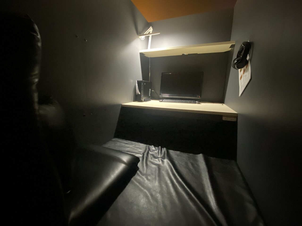 【月〜木】ブース　12時間パック（シャワー付き）