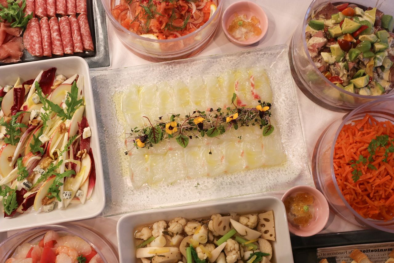 [March only] Free flow dessert wine & half buffet with choice of main course