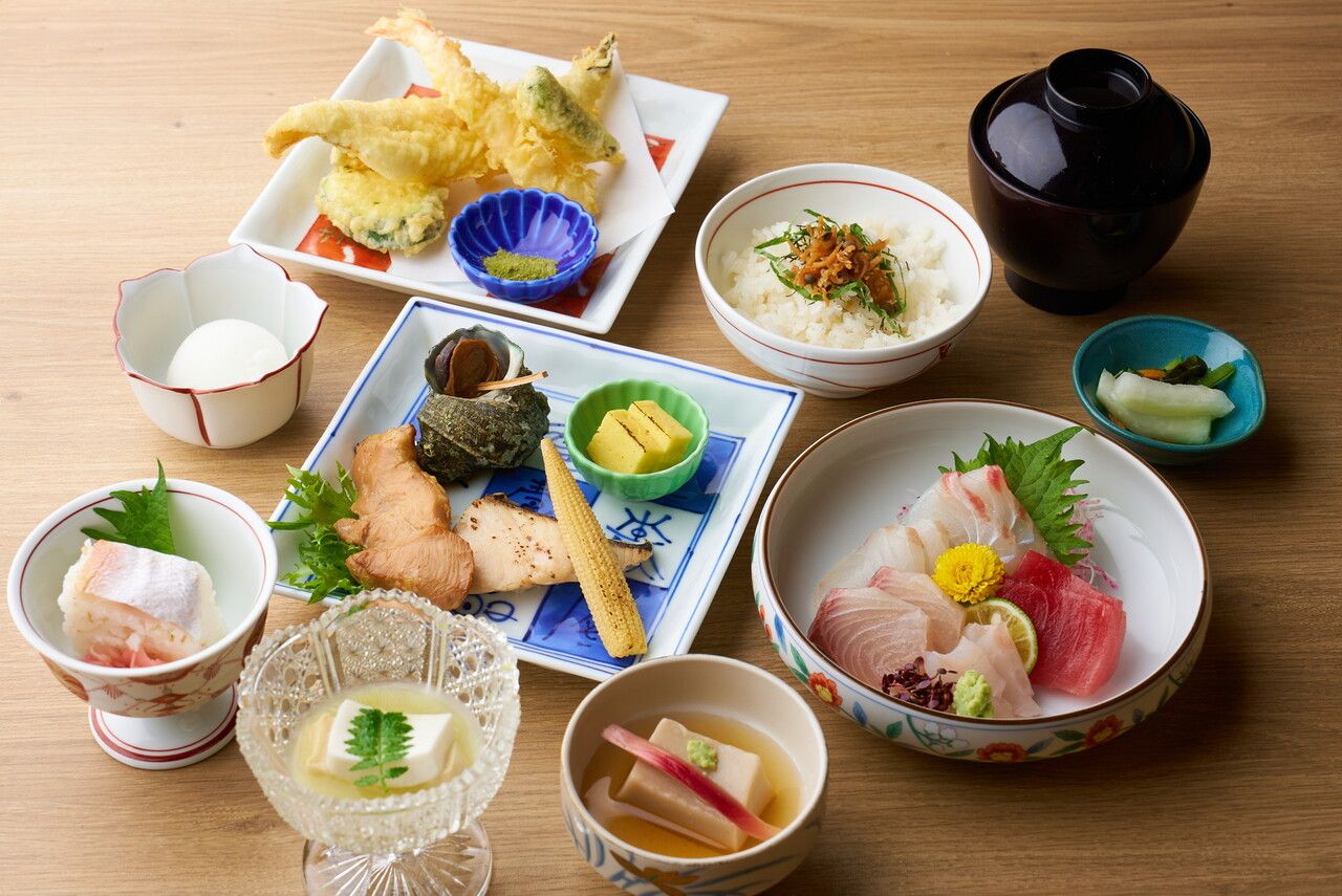 忘年会におすすめ！天然旬魚のお造り付き。こ盆懐石コース。【120分飲み放題付き】