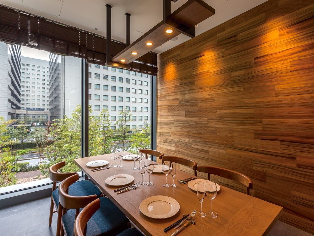 【保证午餐包间/仅限工作日】采用时令食材烹制的豪华全套套餐 + 免费咖啡厅使用时间（最多 3 小时）