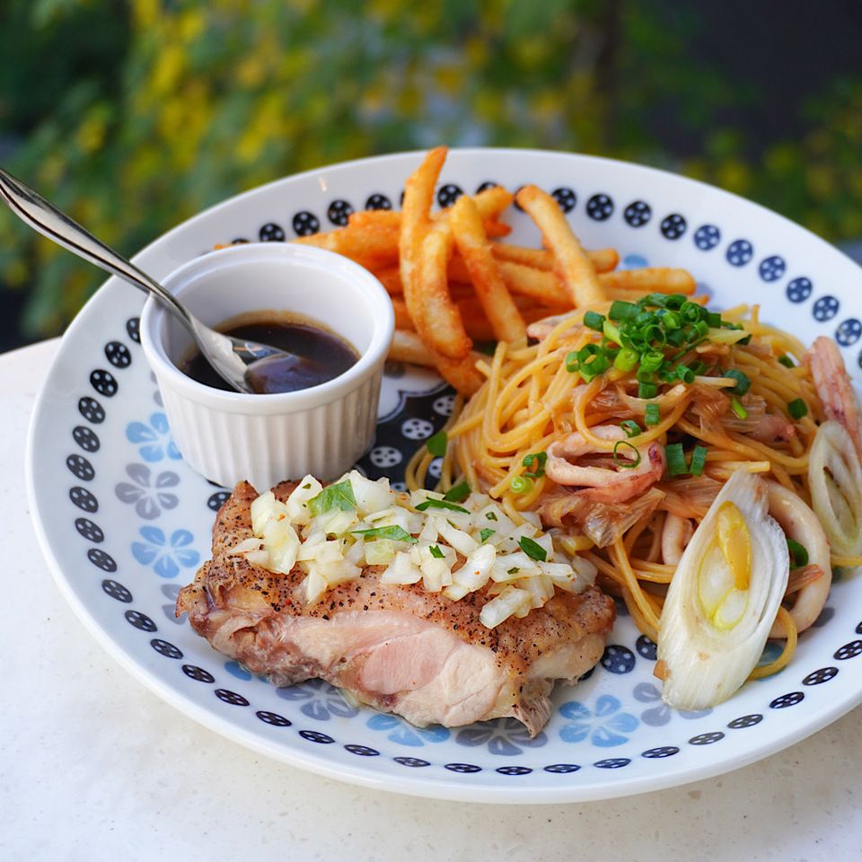 Choose your lunch plate (with salad and drink bar) from November 17th