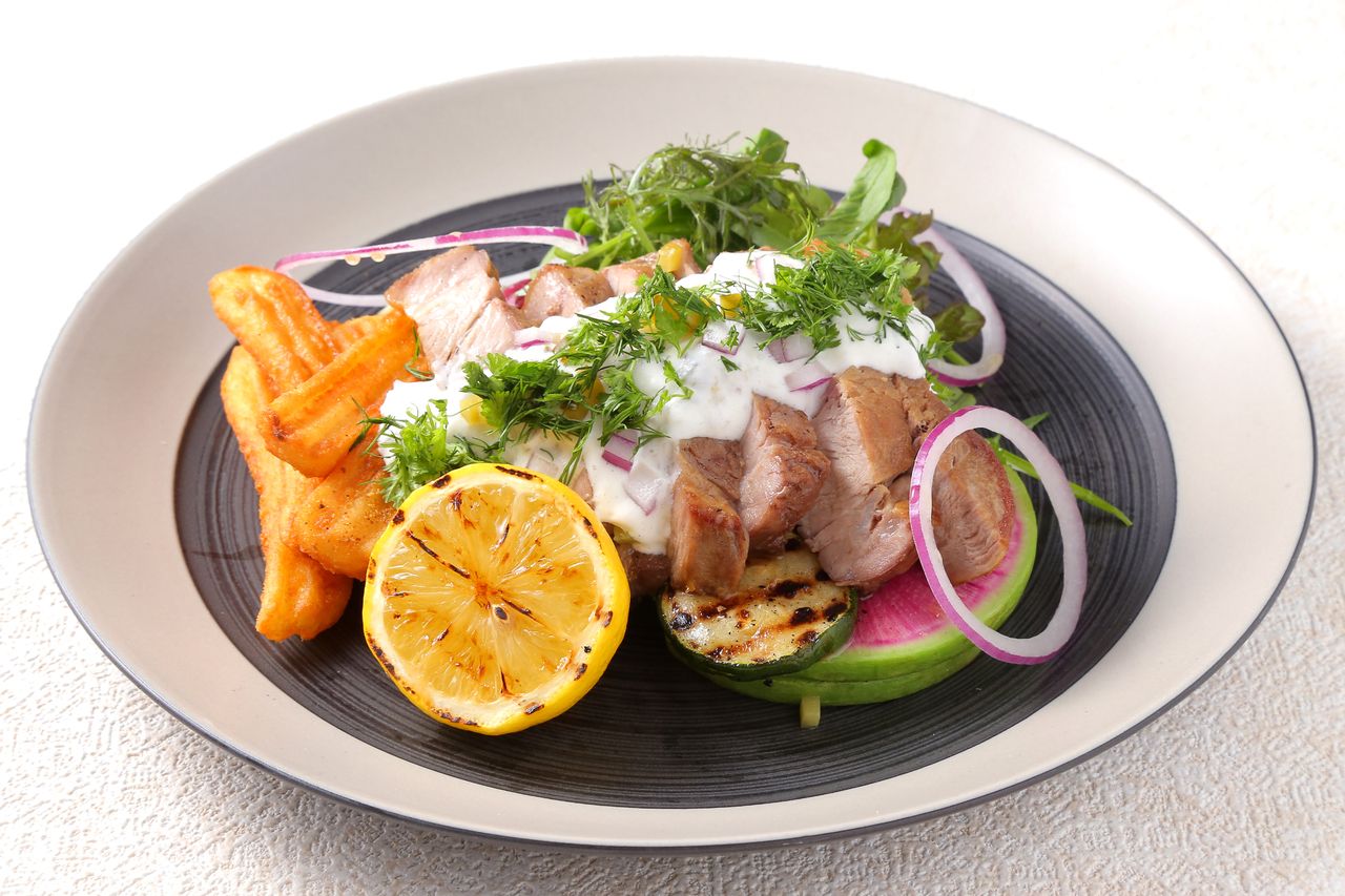 カナダ産ポークの ハーブ香るクリーム仕立て