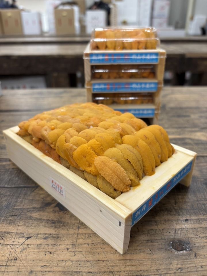 推荐套餐：享用我们最受欢迎的菜肴，包括 6 道单点菜肴、我们著名的寿司塔、8 件握寿司和鳗鱼卷。