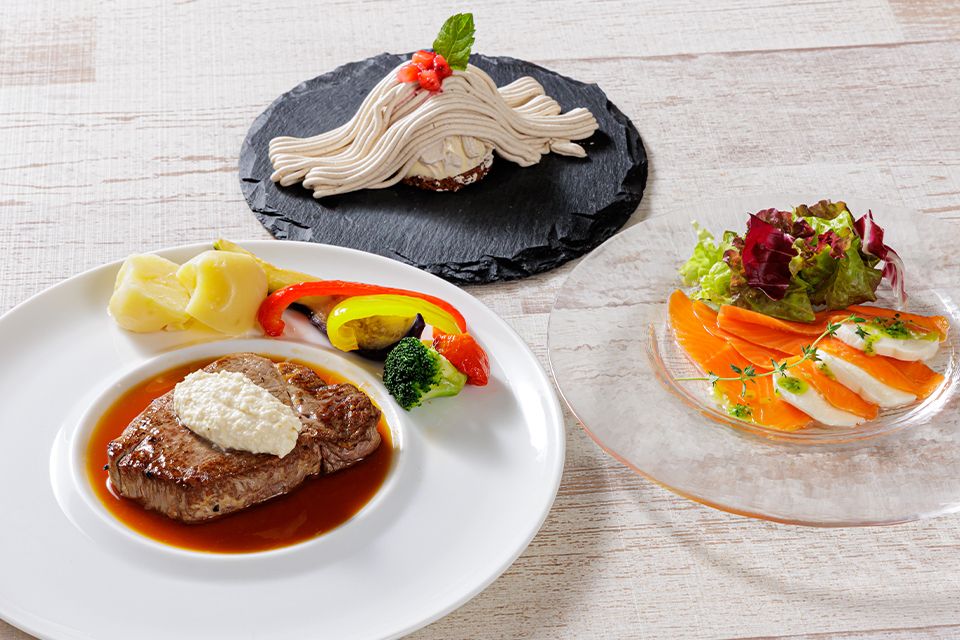 ハーフブッフェランチ 牛フィレ肉のステーキ グレイビーソース　【WEB予約特典有】