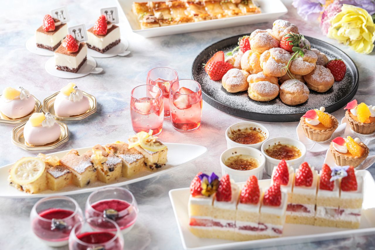 【10周年記念企画：土日祝】＜特別価格＞乾杯ドリンク付き苺のショートケーキ  ・苺ティラミス ・苺ミルクプリンなどのスイーツ登場！デザート＆ライトミールブッフェ