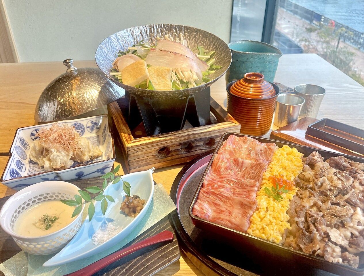 平日限定！【燈花のご馳走ランチ】『黒毛和牛の肉ちらし』＆『旬魚の黄金だし小鍋と名物！しゅんでる大根の天ぷら』 平日特別価格1990円
