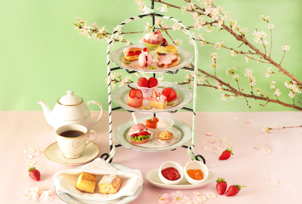 桜と苺のアフタヌーンティーセット【3/16～4/30】　（14：00～）
