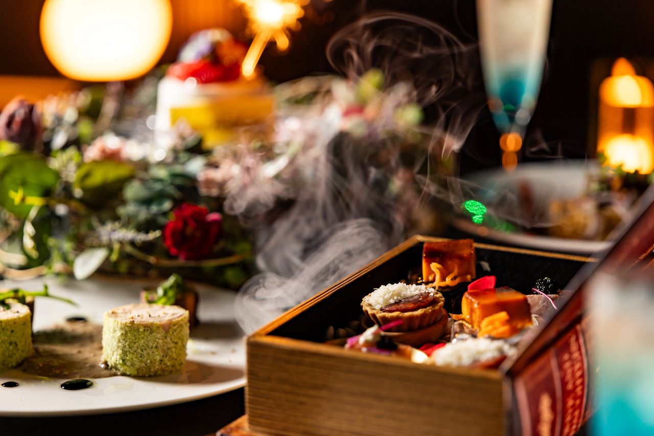 [Rich Birthday Course] Anniversary plan with book-shaped hors d'oeuvres, flower wreath cake, and birthstone cocktail to create a memorable memory for your loved one