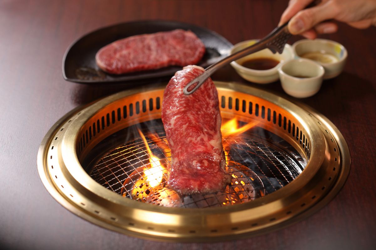 特上烤肉套餐◆泡菜拼盤、沙拉、涼拌菜、燉內臟、香腸、米飯或麵條、特上烤肉拼盤、2種內臟、甜點