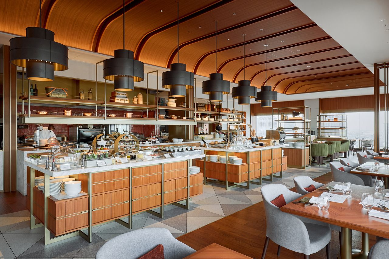  Lunch buffet with your choice of main dish