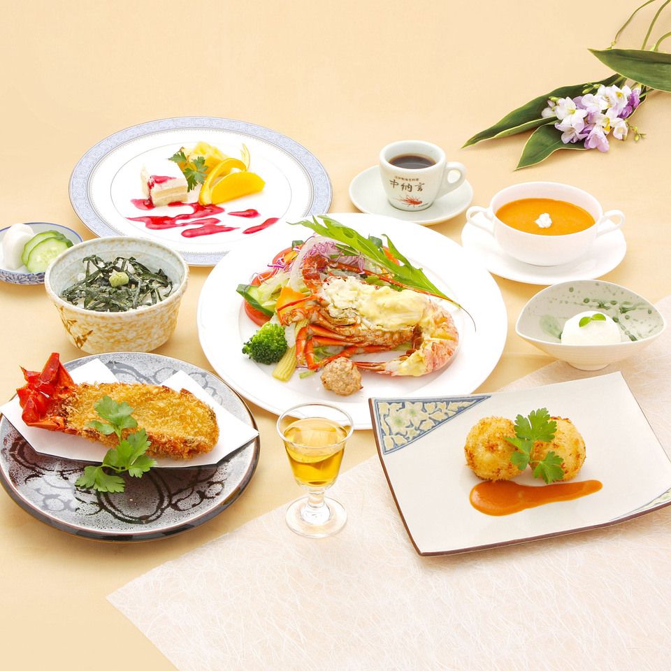 Lunch Course [Hikari]: A lunch-only course featuring our specialty spiny lobster salad and both deep-fried lobster shell and cream croquettes.