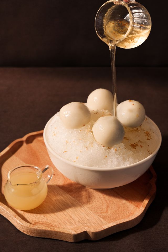 From July 1st: [Lunch Reservation Only] Prix Fixe Course including champagne, shaved ice with mochi, and Taiwanese tea. *Minimum 3 people required.