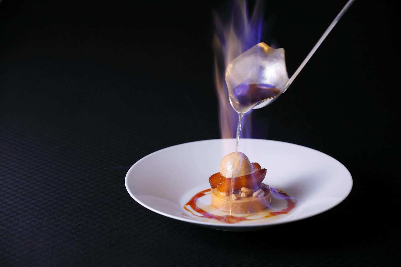 [Dolce di stagione] - Alaska al forno con pesche - (Include caffè, tè o tisana)