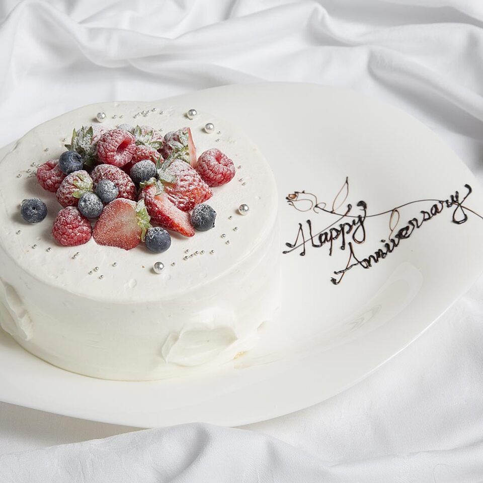 Strawberry decorated cake size 4