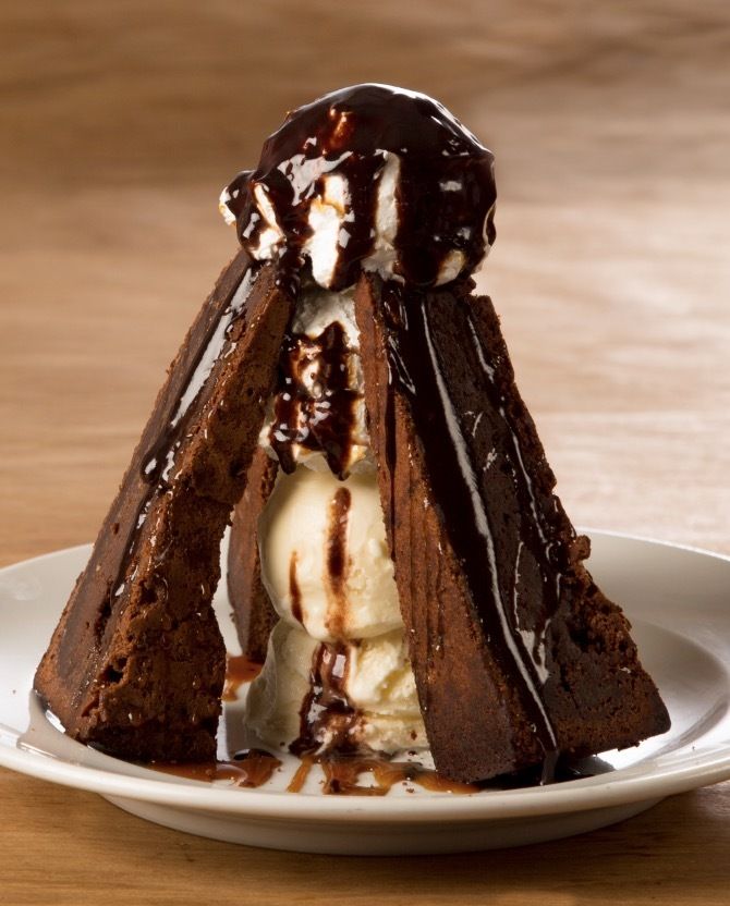 ★お誕生日などのお祝いに★ ジャイアントチョコボルケーノ