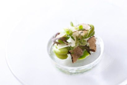 Degustation course using ingredients carefully selected by the chef, including caviar and foie gras. Lunch ¥26,000