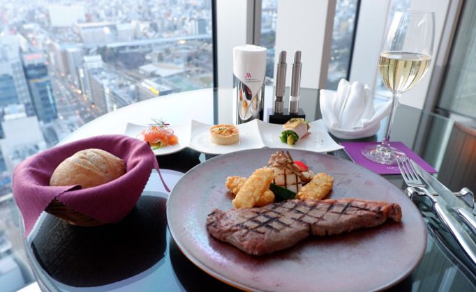 쇠고기 등심의 그릴 세트 + 케이크 & 70종 중에서 선택할 수 있는 원음료 포함