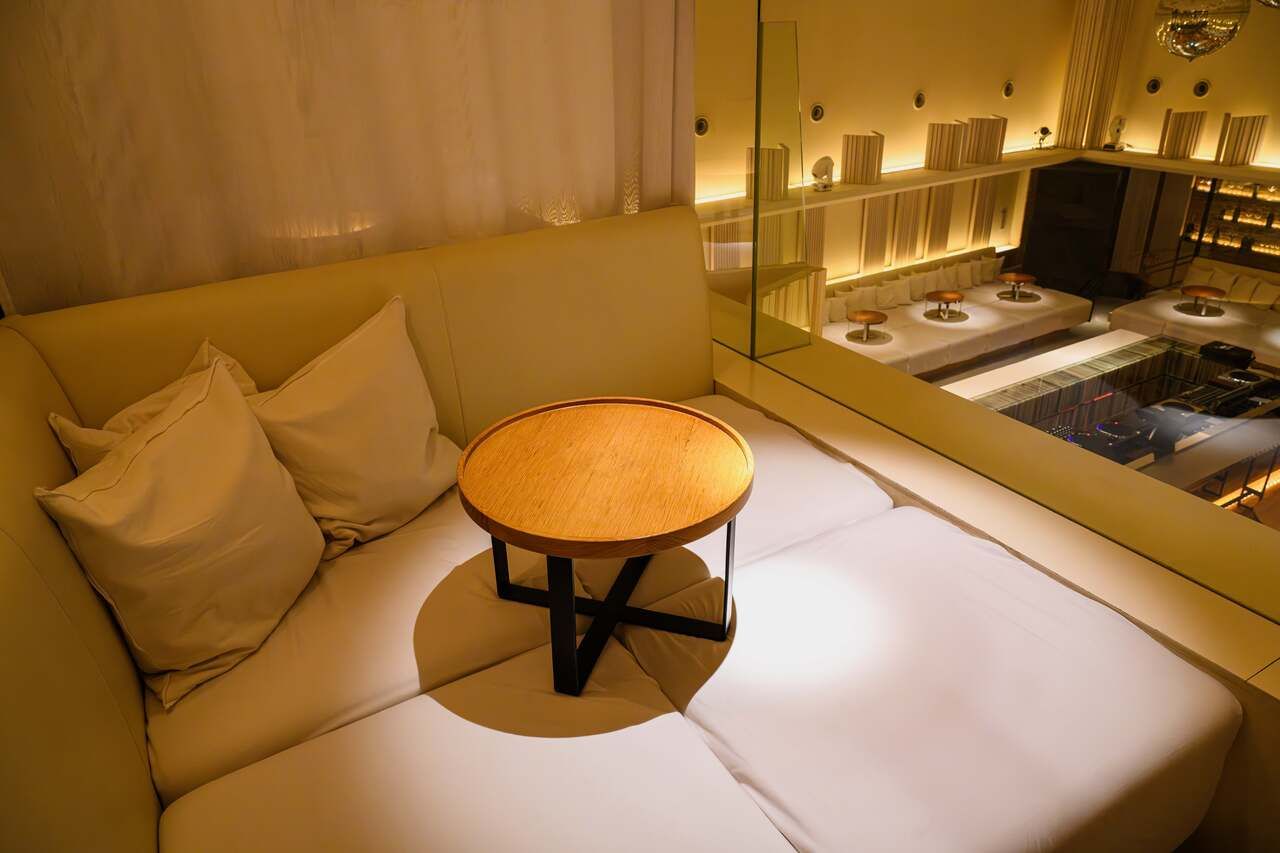 お席のみのご予約。半個室ソファ席　（1部屋3名様まで）２階テラスからメインホールが見渡せます。