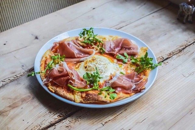 【幻のブラータチーズのピザコーズ】幻のチーズといわれるブラータチーズを使用したトマトピザをメインに選べるサラダ＆アヒージョ、食後にデザート＆ドリンクつき☆