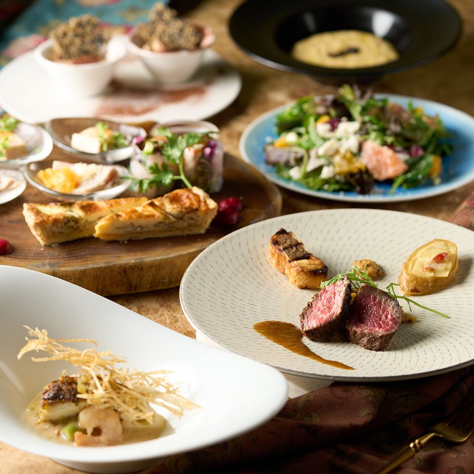 【美食ディナー】『厳選牛のグリル×真鯛の香草パン粉焼き×トリュフ香る パルメザンチーズのリゾット』など9品6皿