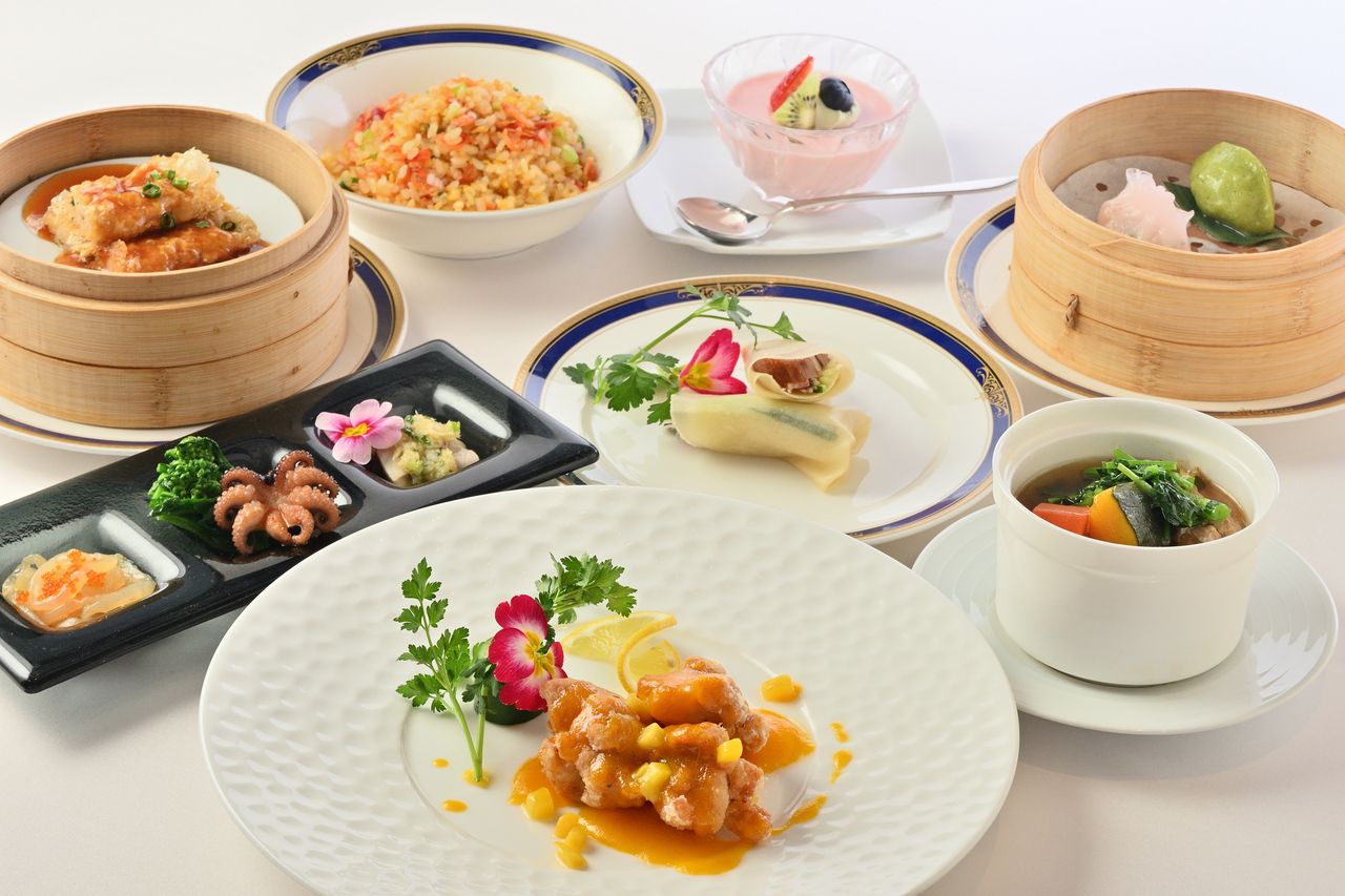 [Lunch] [Kowloon Course] A classic Hong Kong lunch course featuring soup-filled xiao long bao and the "Hong Kong 1997" special shrimp wonton noodles, among other favorites.