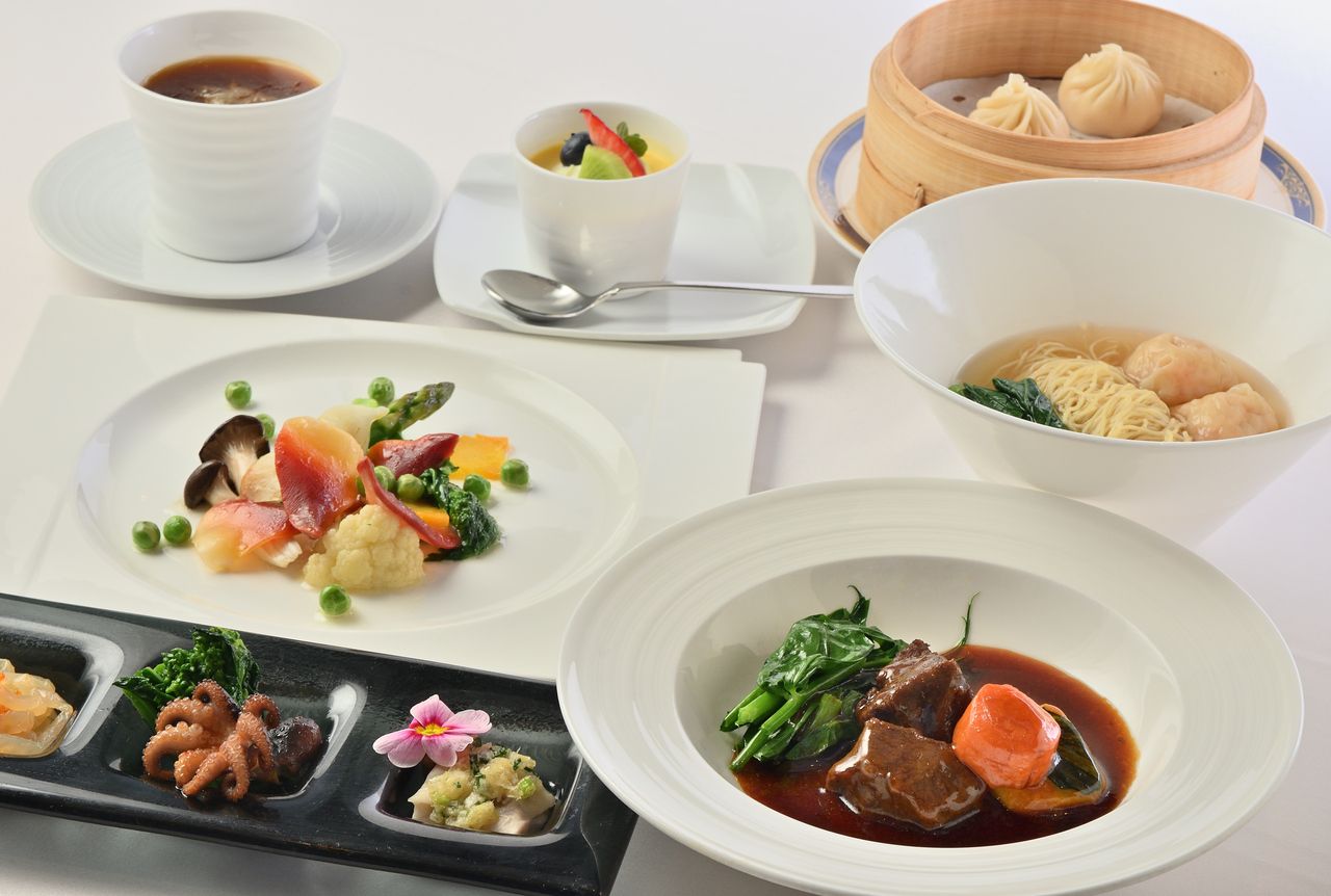 [Lunch] Hong Kong Course — A popular 8-course lunch featuring herbal tonic soup, hand-wrapped dim sum, house-made duck and more.