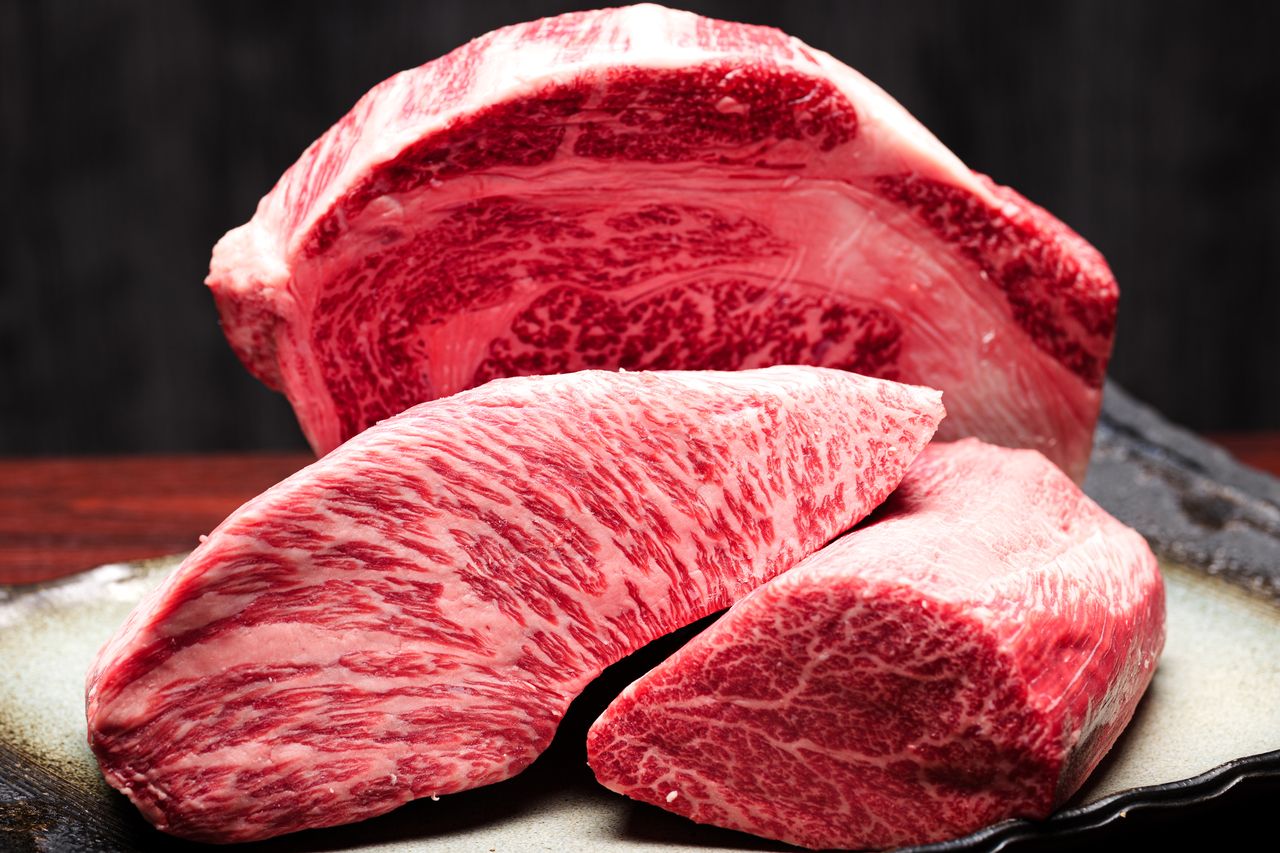 [USHIMITSU VIP] 我們提供五種類型的烤肉，每種都針對每種精心挑選的肉塊採用不同的調味品，以最大限度地發揮食材的優勢！