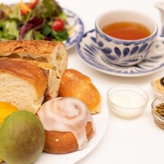 休日! TINY BREAD 朝食パン食べ放題(90分・サラダ・ドリンク付)